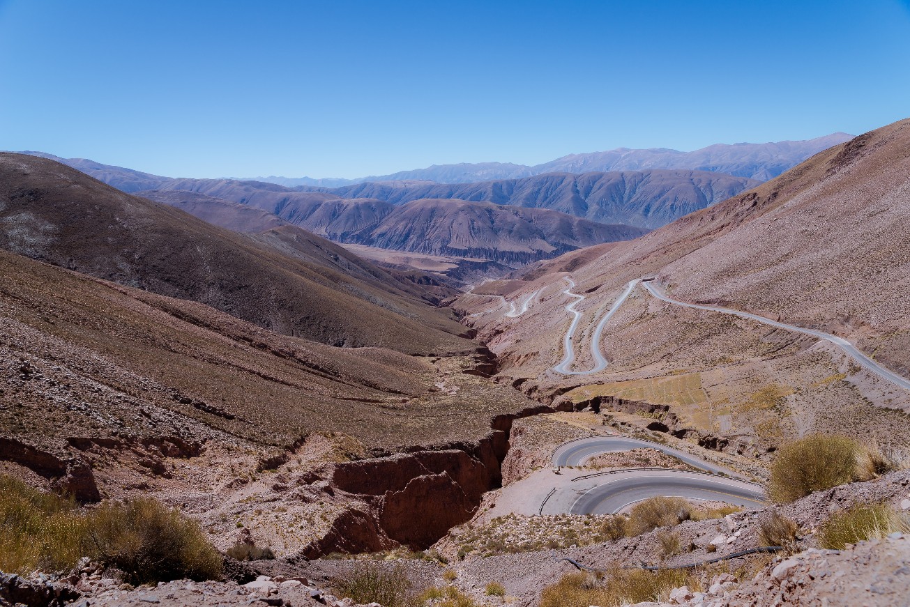 carretera larga por el interior de una montaña que se entiende como la cuesta de enero